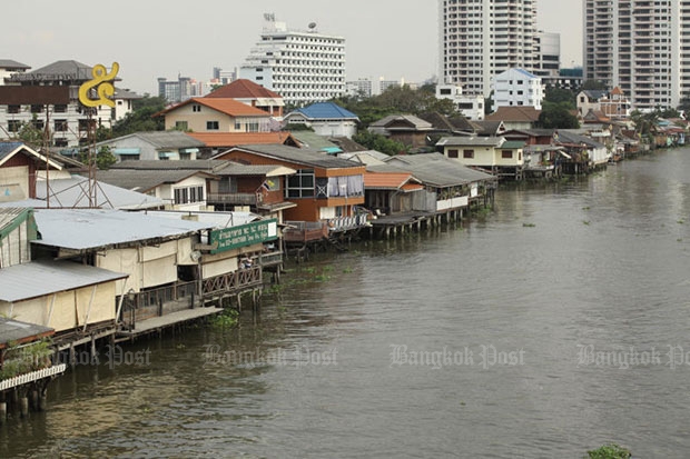 It is hoped the proposed riverside promenade, stretching through Pathum Thani, Nonthaburi, Bangkok and Samut Prakan provinces, will boost transport connectivity and ease flooding during the rainy season, but locals worry their livelihoods will be affected. (Bangkok Post file photo)