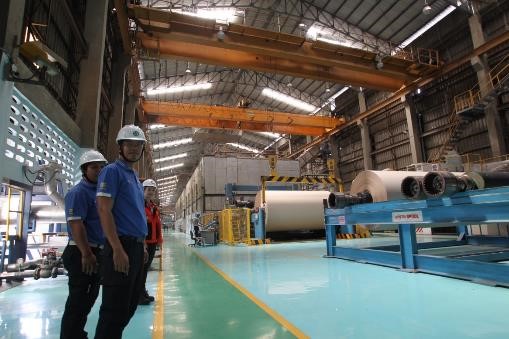 Thai Cane Paper’s plant at Kanchanaburi where Konecranes cranes are used in the production of more than 100,000 tons of product a year. Mr Somkieat Dumthong from the plant’s Mechanical Maintenance section (foreground) stresses the importance of safety when loading cranes.