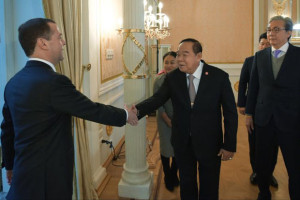 Russian Prime Minister Dmitry Medvedev, left, greets Thailand's Defence Minister Prawit Wongsuwon and Thailand's Deputy Prime Minister Somkit Chatusriphithak, right, during their meeting in Moscow, Russia, Wednesday. (AP photo)